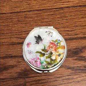 Compact Mirror